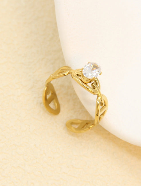 Bague ajourée dorée sertie zircon