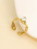 Bague ajourée dorée sertie zircon